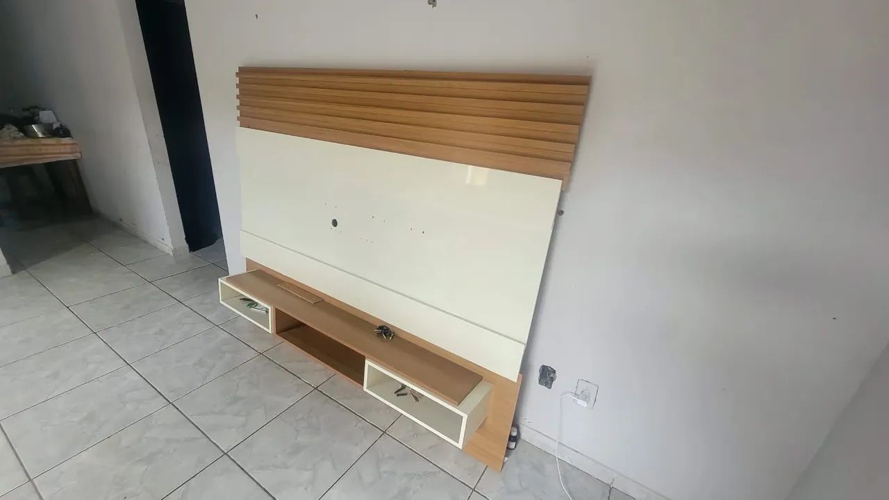 Painel de TV Moderno com Rack - Amadeirado e Off-White