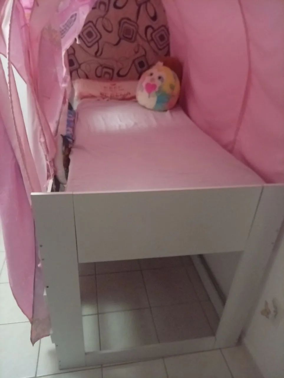 Vendo cama solteiro semi nova princesas - Foto 4