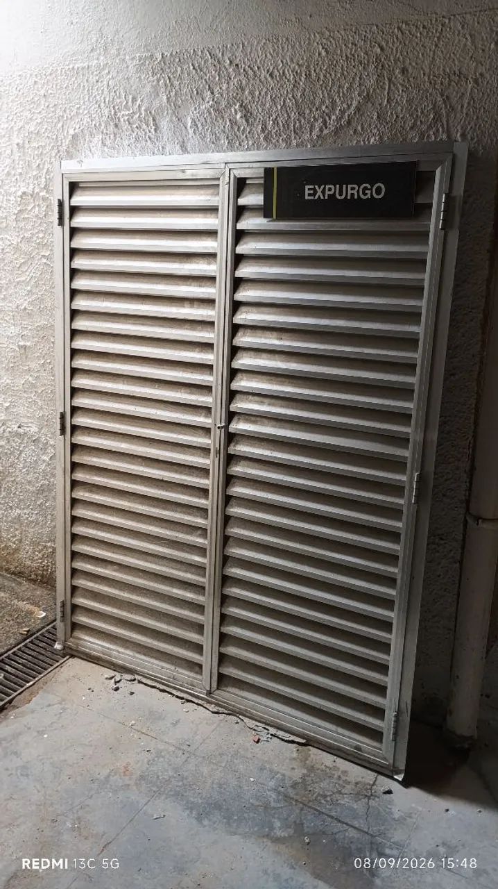 Portal com duas portas de alumínio 
