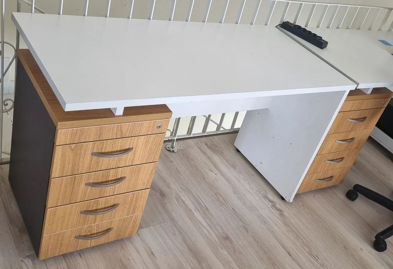 Mesa de escritório com 4 gavetas
