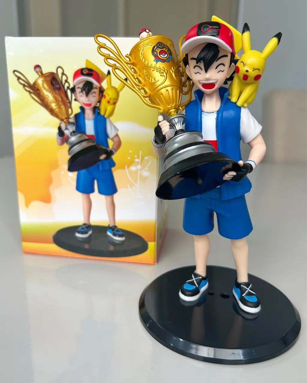 Boneco Ash Pokémon Pikachu Trofeu Action figure