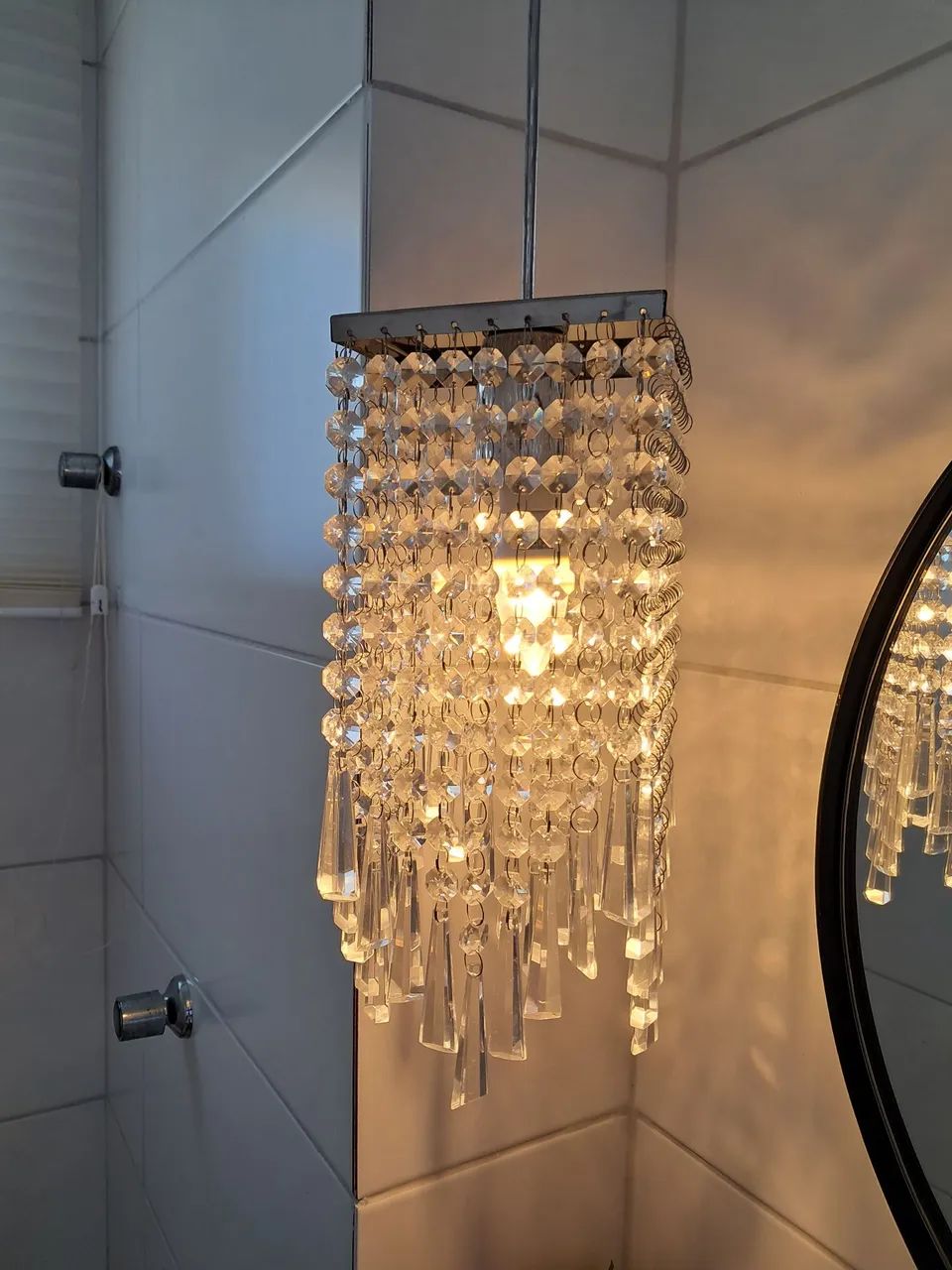 Luminária Pendente com Base e Acabamento em Aço cromado e Pêndulos de Cristal
