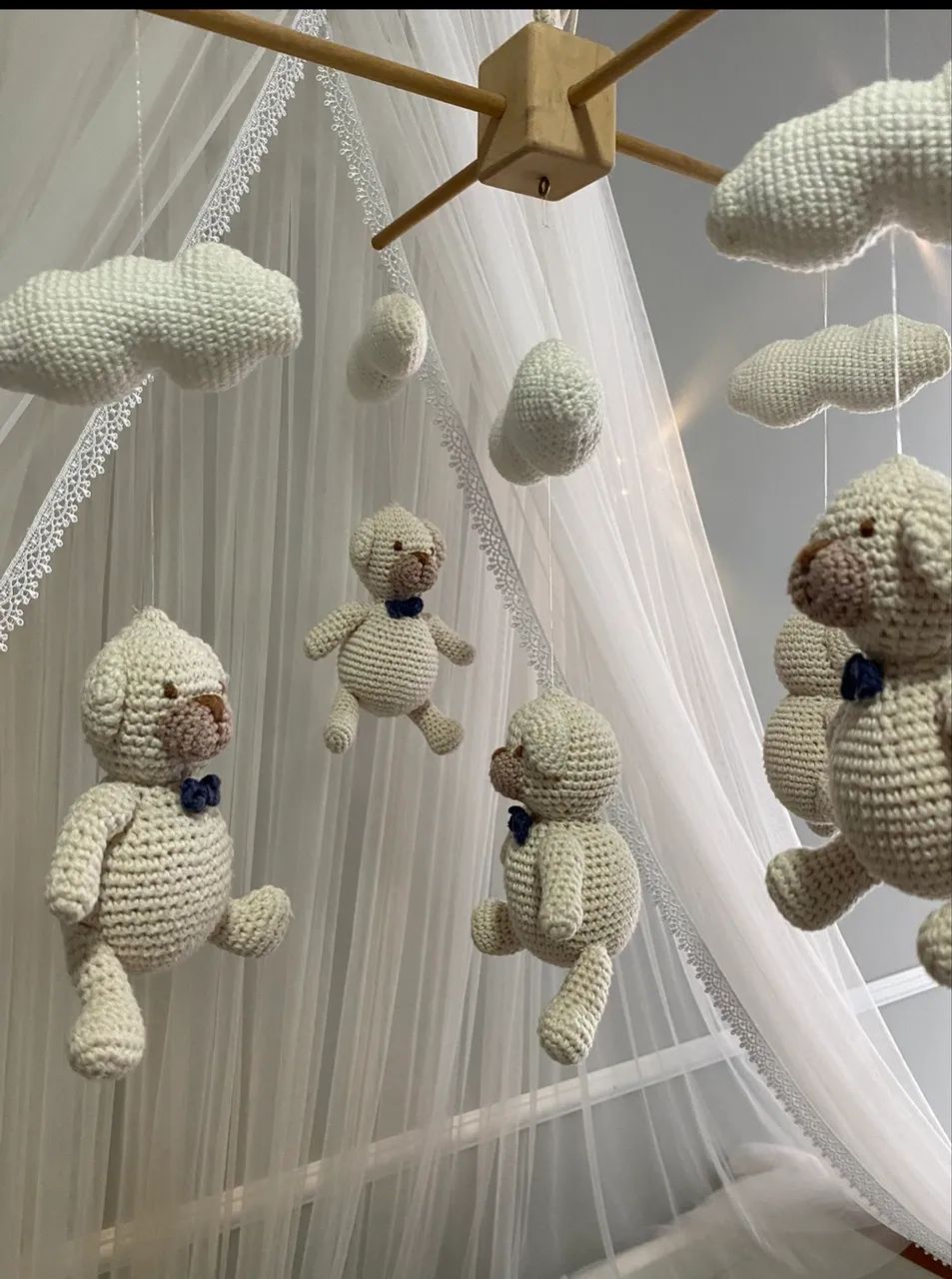 Móbile crochêt de urso beje com azul 