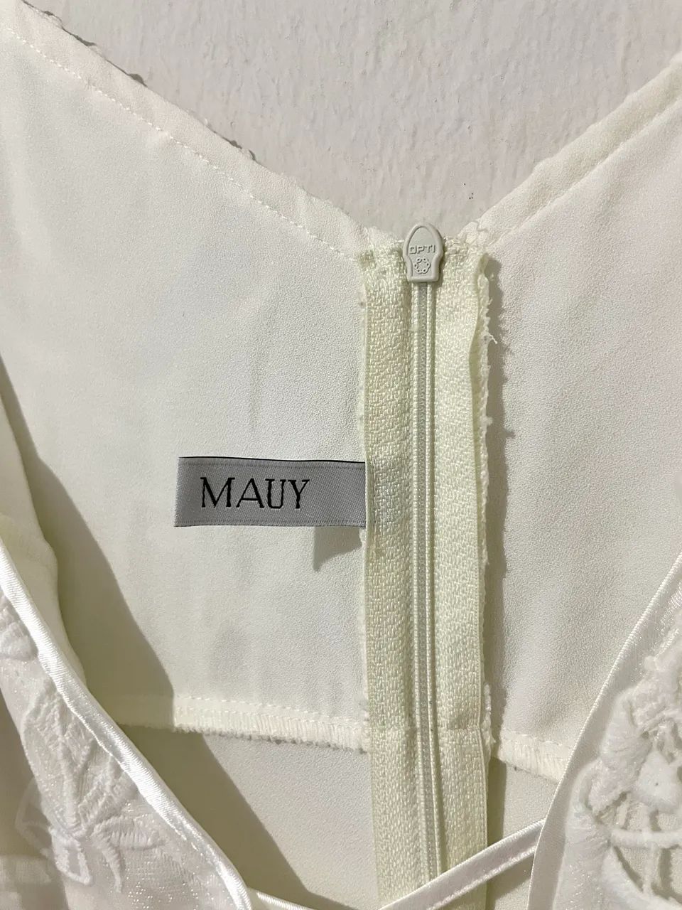 Vestido Branco - Renda e Detalhes em Cetim - Foto 3