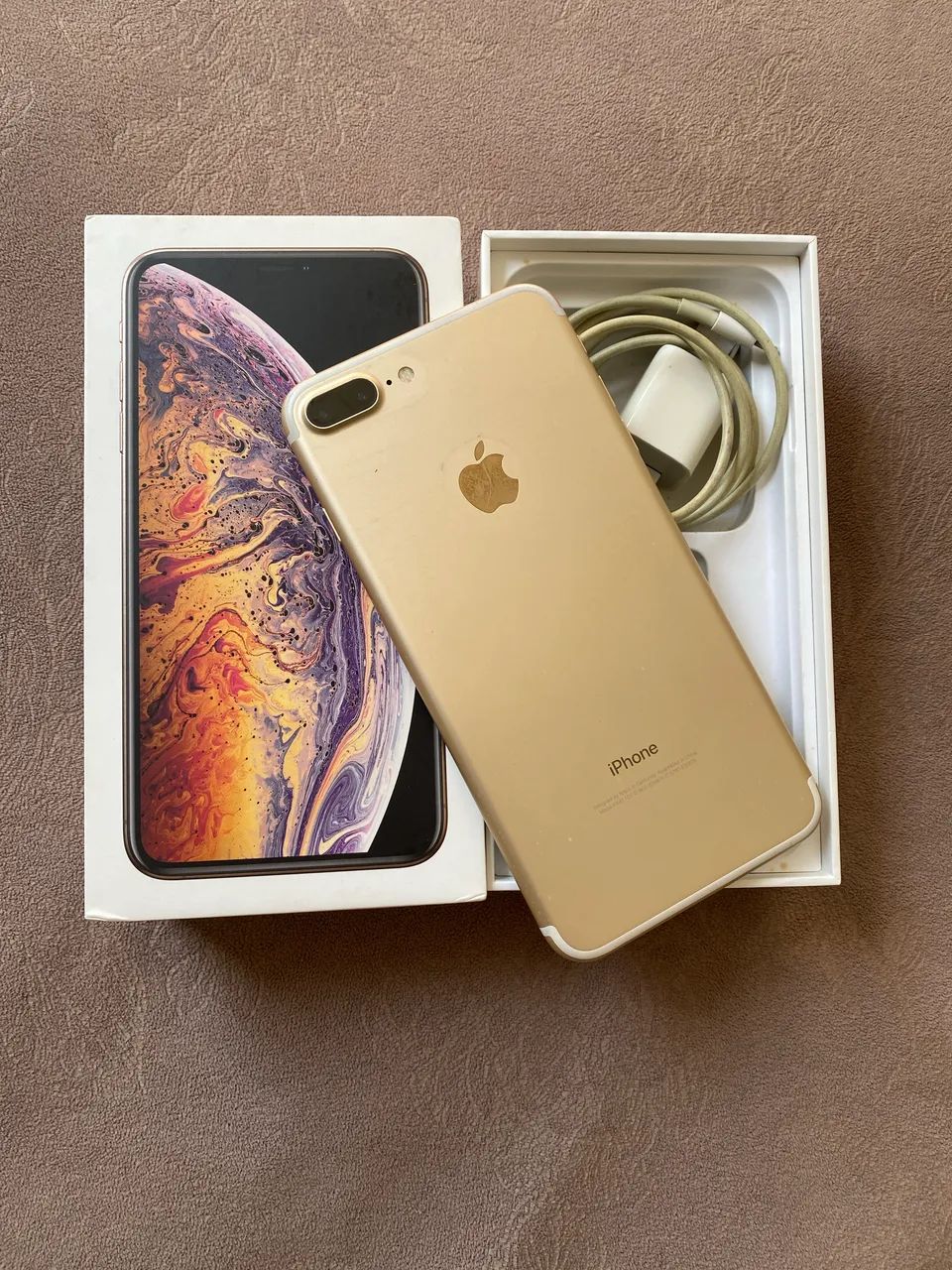 Vendo iPhone 7 Plus, dourado, aparelho muito novo, tem caixa