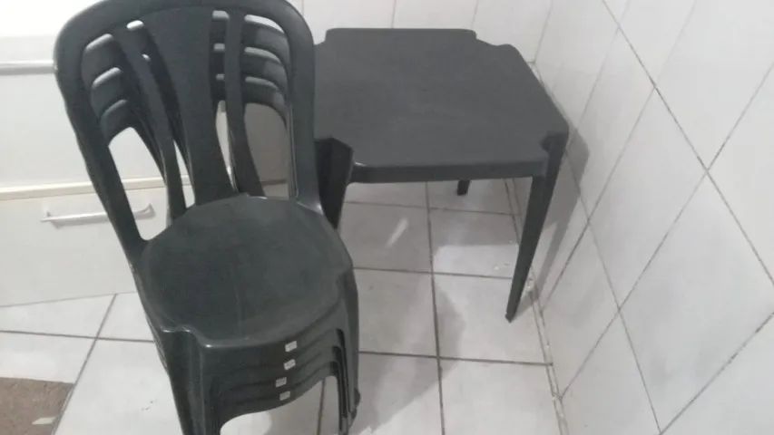 Mesa de Plastico Preta com 4 cadeiras