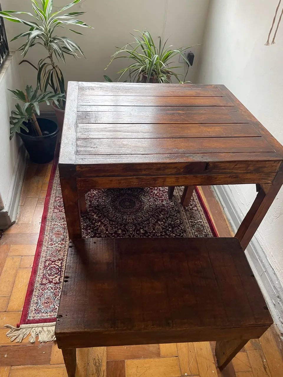 Vendo mesa de madeira com 2 bancos  - Foto 2