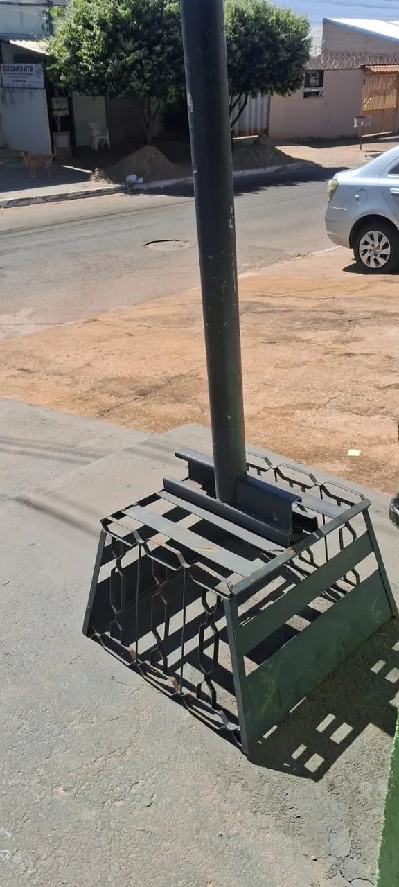 LIXEIRA DE METAL PARA CALÇADA - NOVA - Foto 4