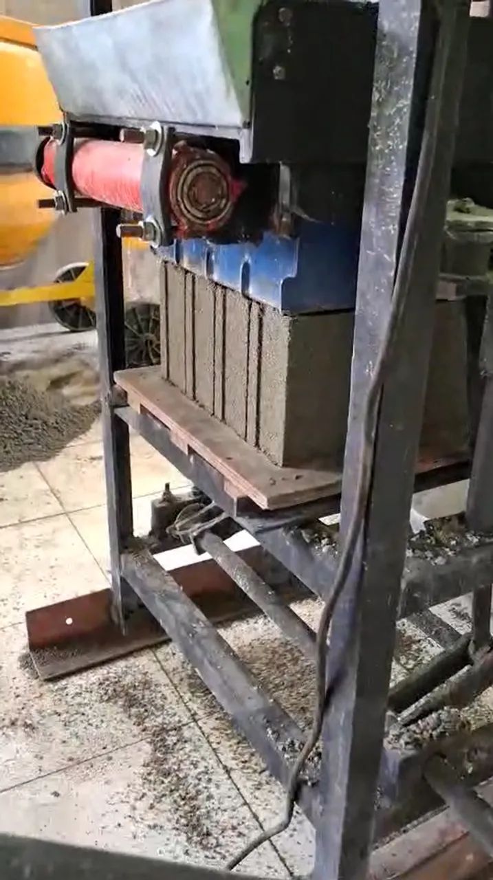 MÁQUINA DE BLOCOS À VENDA PRONTA PARA PRODUZIR! - Foto 2