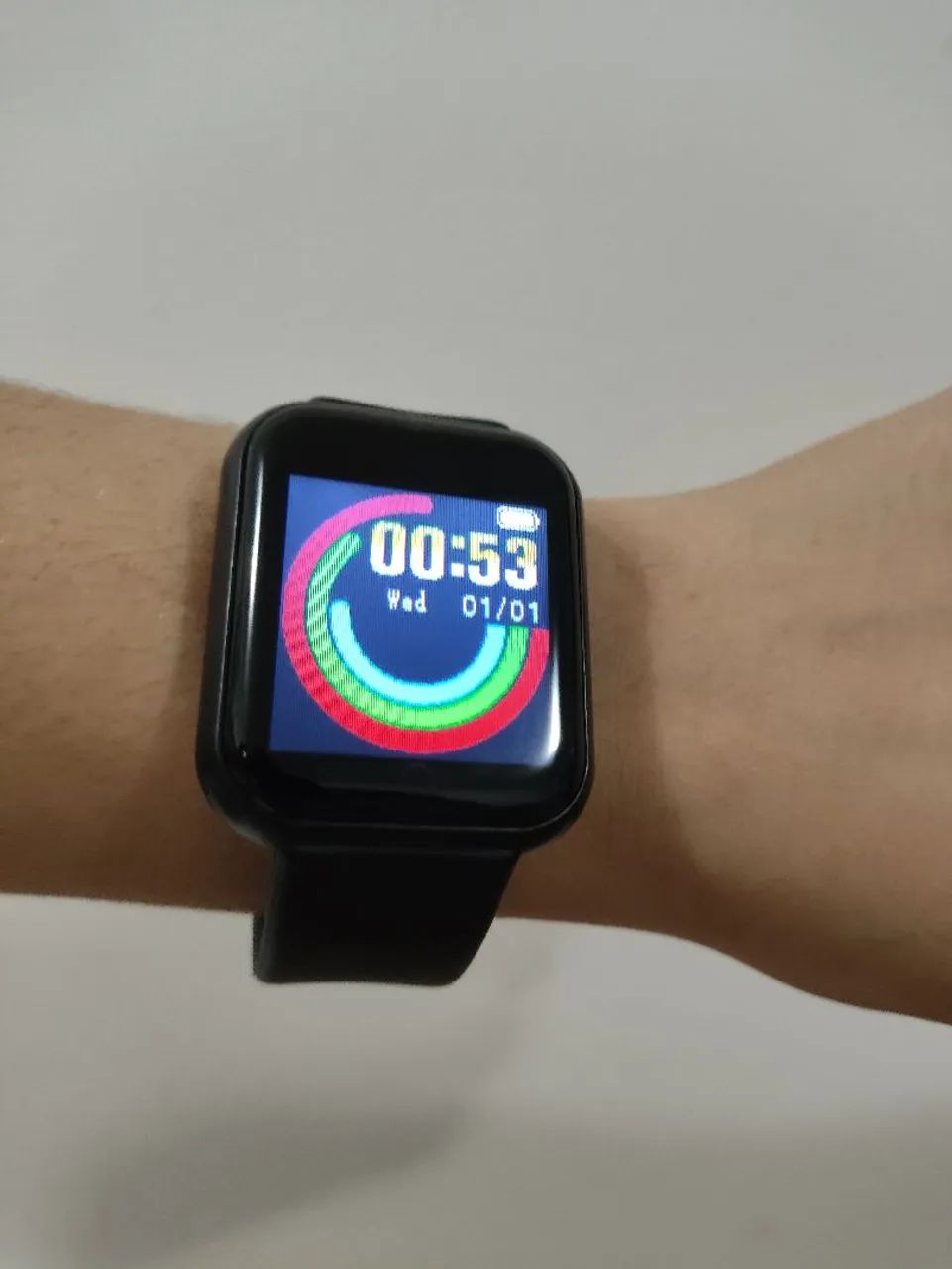 Smartwatch com pulseira preta e funcionalidades inteligentes