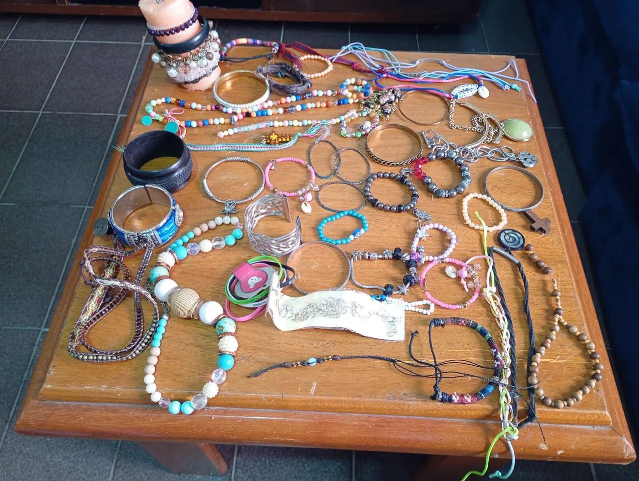 Pulseiras e colares 55 peças  - Foto 2