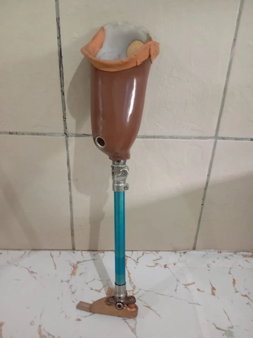 perna mecânica, dobra o joelho (Nunca foi usada).