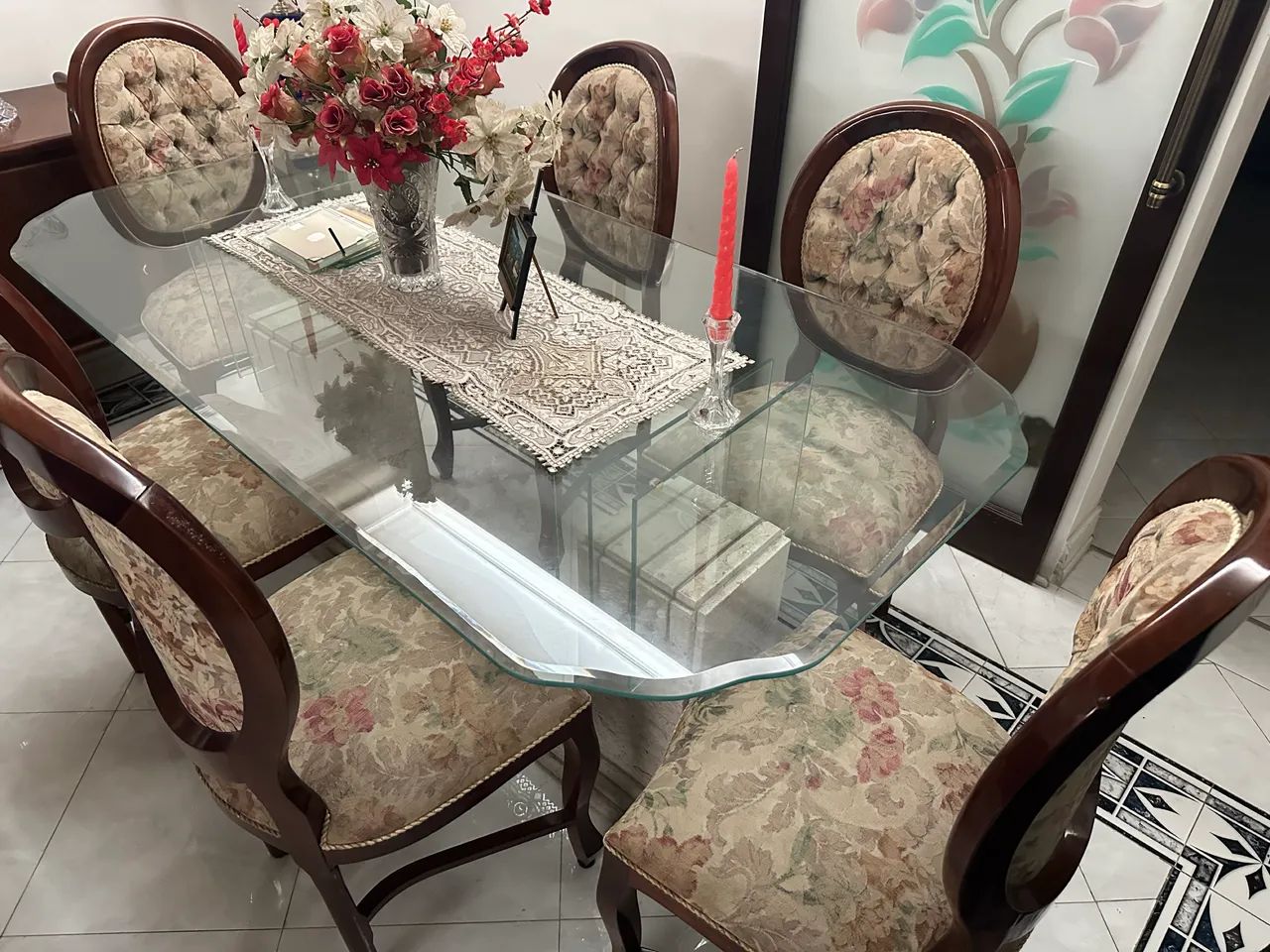 Mesa de vidro com base de mármore e 6 cadeiras