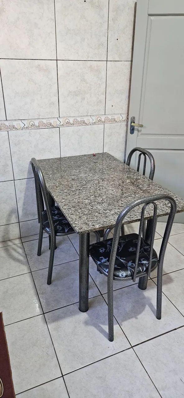 Mesa de mármore com 4 cadeiras - Foto 2
