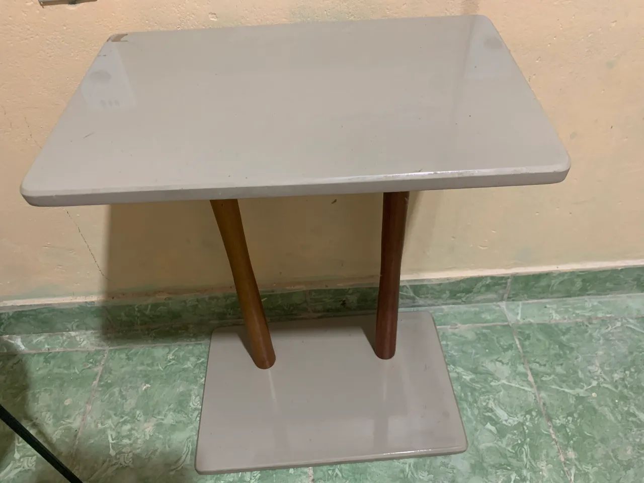 Vendo mesa quadrada de madeira. - Foto 2