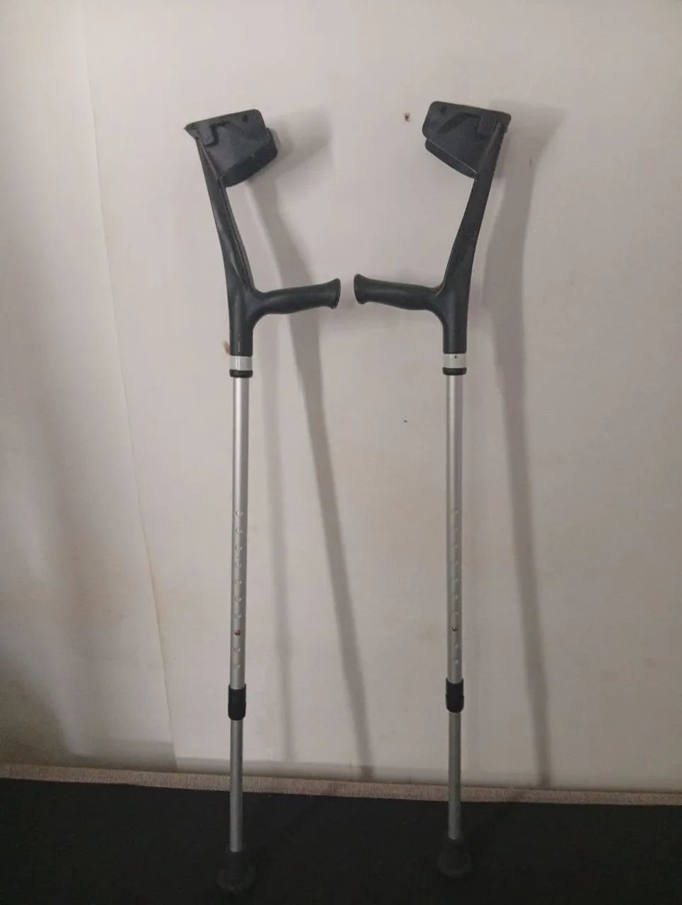 Muletas semi nova R$60,00 Centro 
