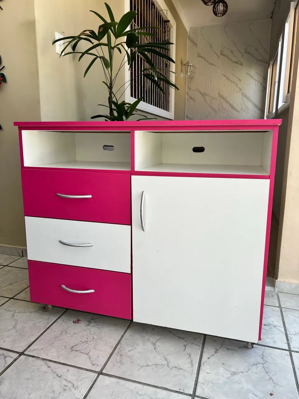 Cômoda 100% MDF, 1 porta e 3 gavetas. 