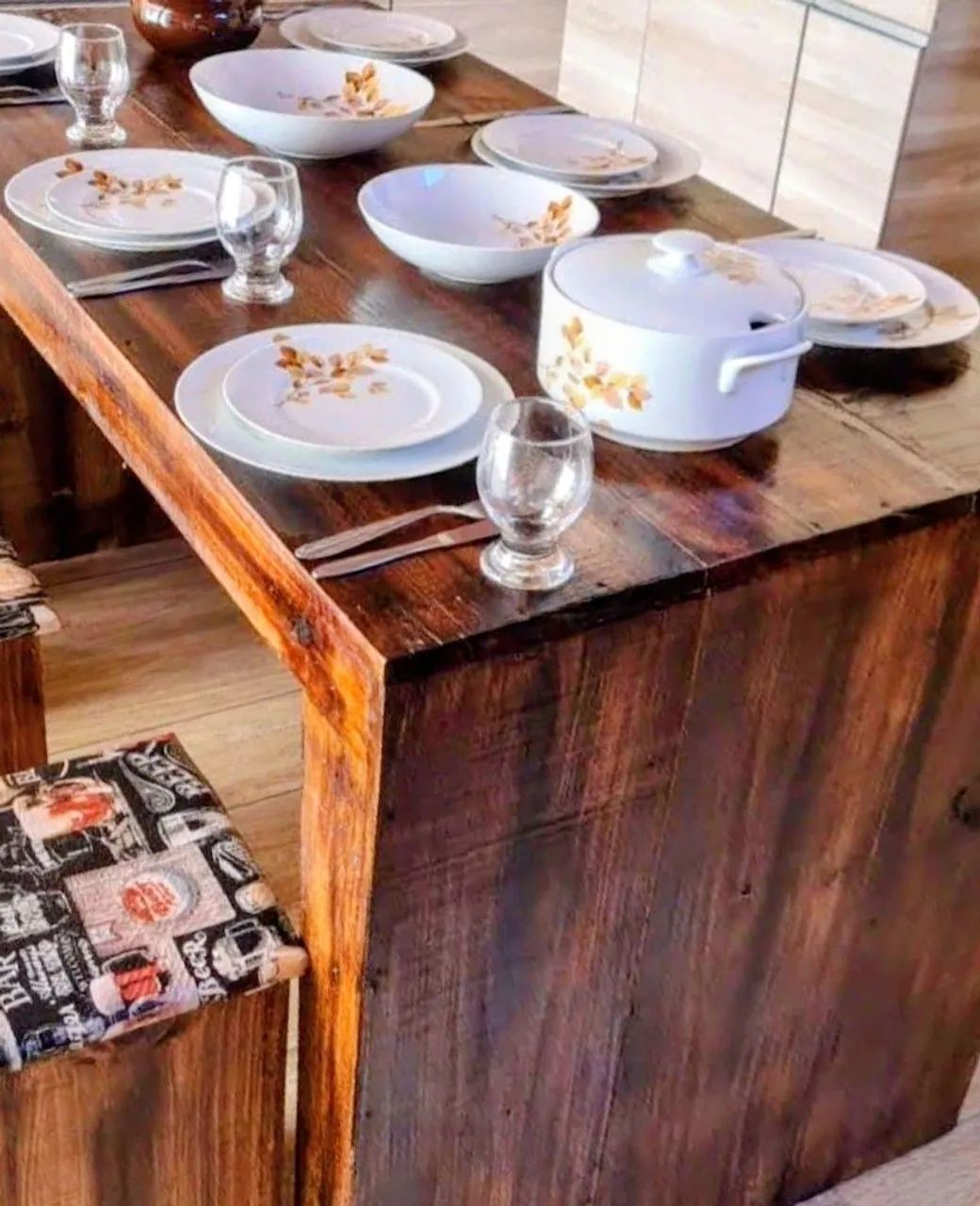 Mesa madeira com 6 banquetas 550