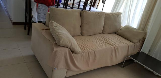 Sofá 3 lugares em suede creme