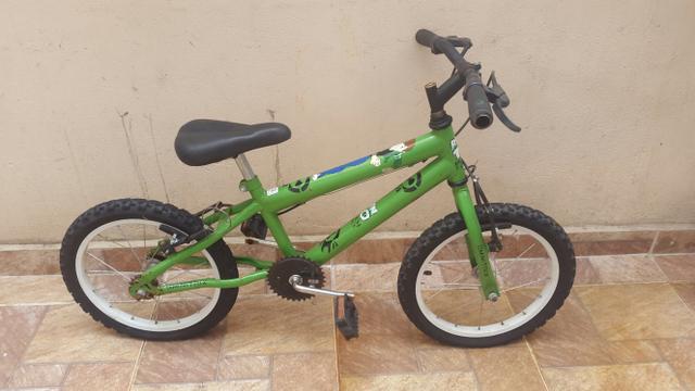 Vende-se uma Bicicleta infantil do Ben-10