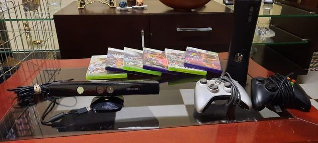 Xbox 360 com 3 jogos,kinect e 2 controles
