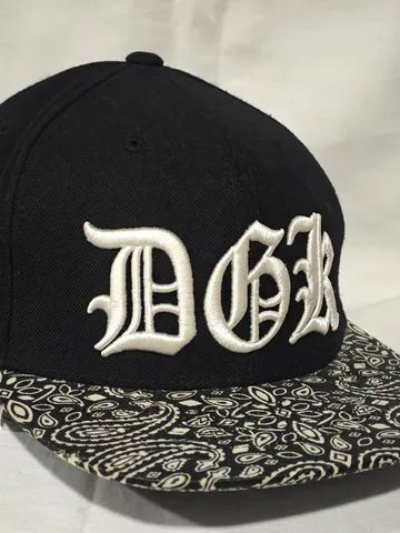 Boné preto letras bordadas DGK