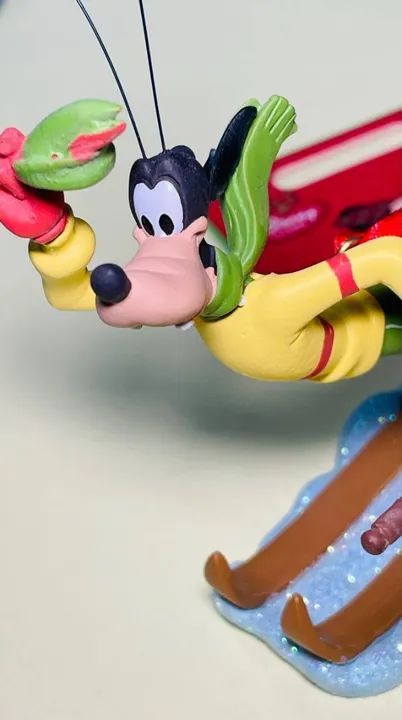 Disney Enfeite de Natal do Pateta Esquiador - altura 10 cm - miniatura de resina