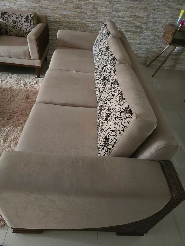 Jogo de sofá 05 lugares cor bege de madeira maçica Sofás e Poltronas