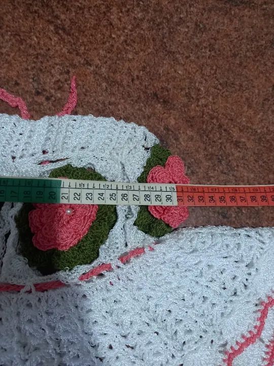 Capa de batedeira de crochê pequeno - Branco com flores rosas 60cm larg. X 33cm comp. - Foto 2