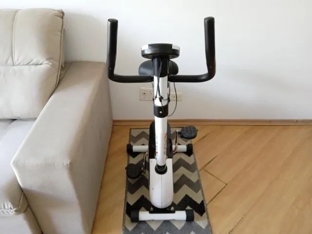 Bicicleta ergométrica Kikos KV 3.1i Magnética - 8 Níveis de Esforço em Aço Branco