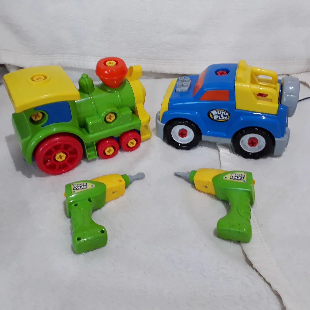 Carro e trem monta e desmonta com parafusadeira elétrica