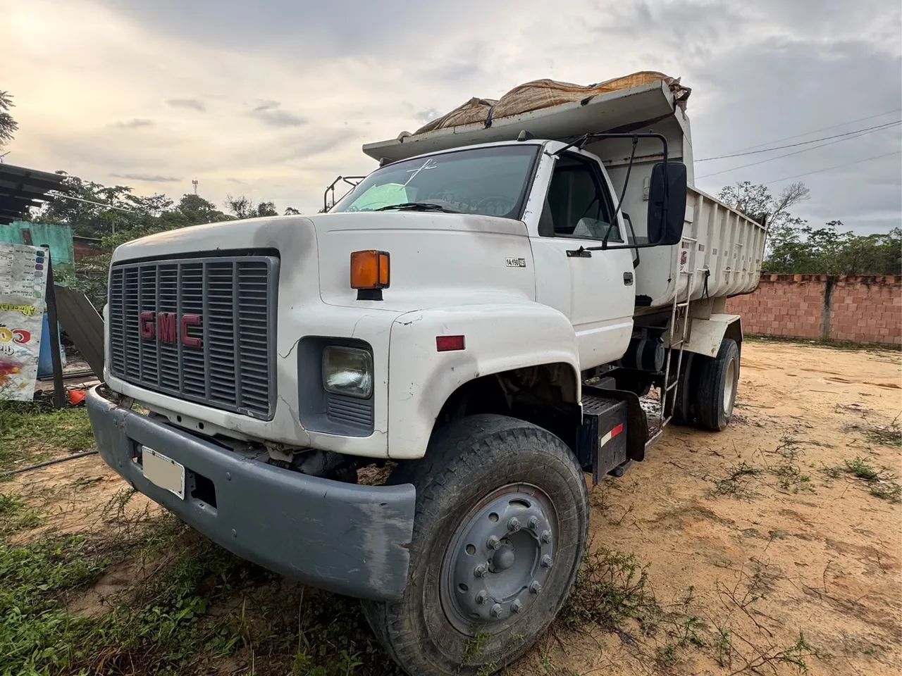 Caçamba GMC 2001 com basculante 7m³