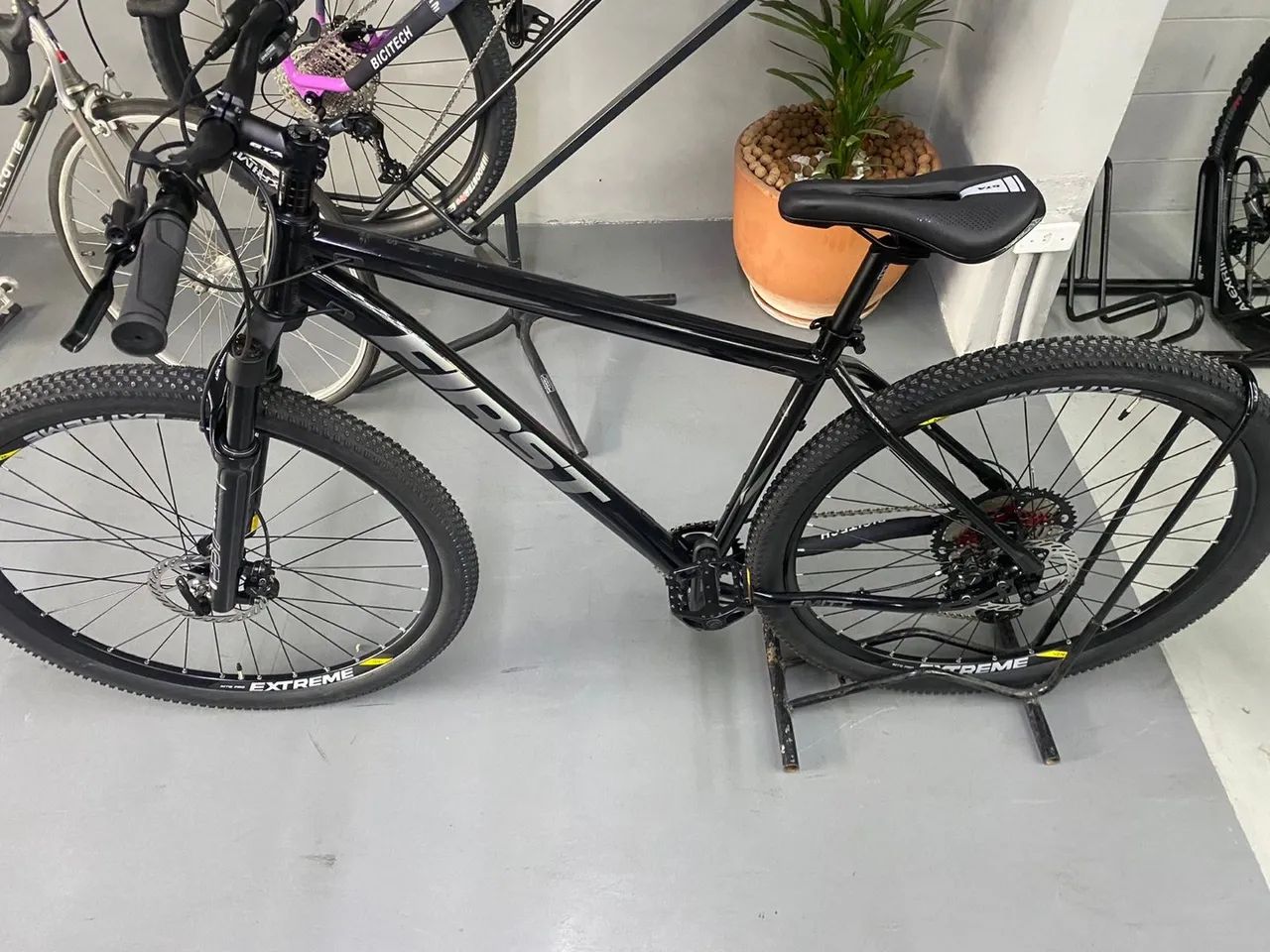 Bicicleta first ultra Aro 29 - Freio a Disco - tam L (19") - cor preta - Foto 2