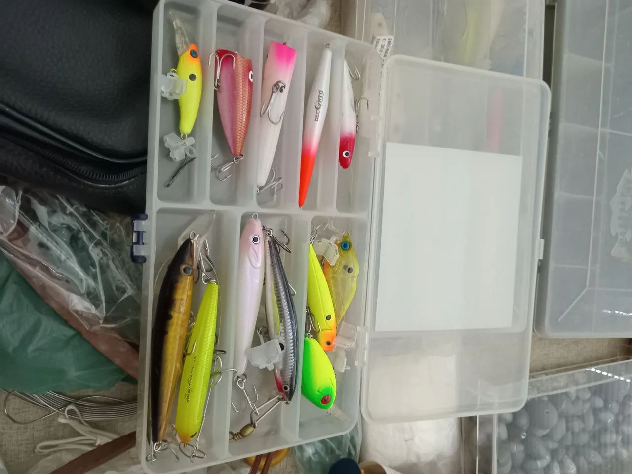 Coleção de carretilhas de pesca e vários materiais para pesca - Foto 5