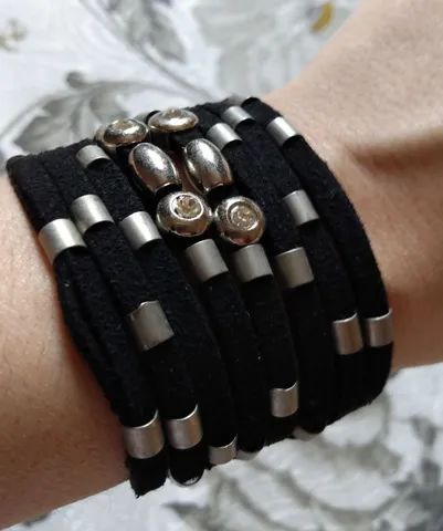 Bracelete de tecido com berloques prata