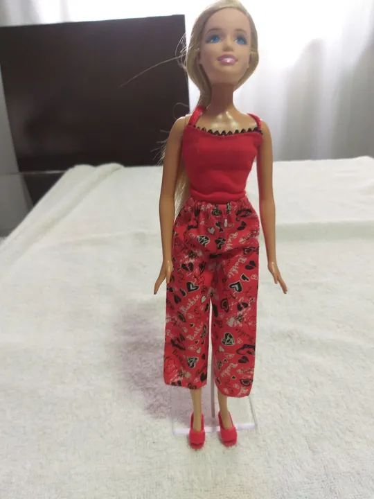 Boneca Barbie antiga  com várias roupas - Foto 3