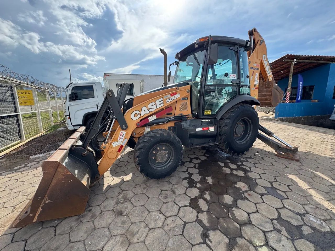 Retroescavadeira Case 4x4 2019 Apenas 2.200 horas extra único dono  - Foto 2