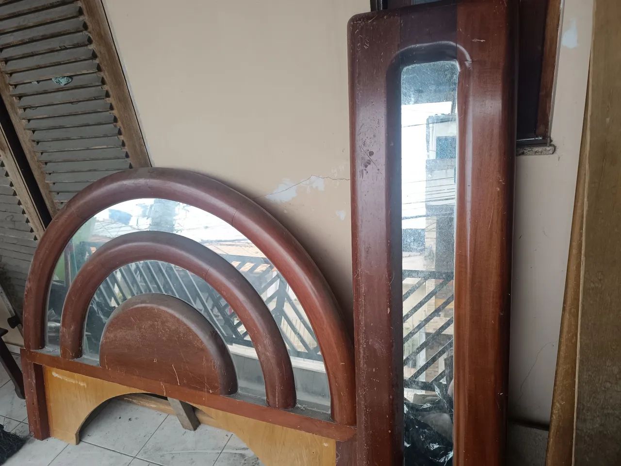 Cama casal madeira maciça retro com espelho intacto 