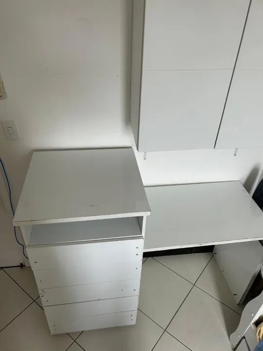 Vendo cômoda branca acoplada à mesa de estudo - Foto 2