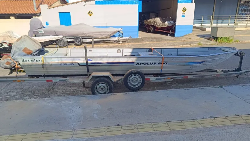 OPORTUNIDADE: CANOA LEVE FORT - 06 METROS - MOTOR TOHATSU 25 HP - CARRETA RANDON
