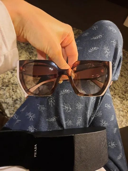 Óculos Prada com logotipo e lentes marrons - Foto 3