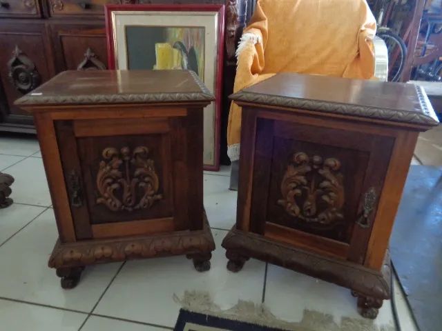 criado antigo o par madeira entalhada com gaveta