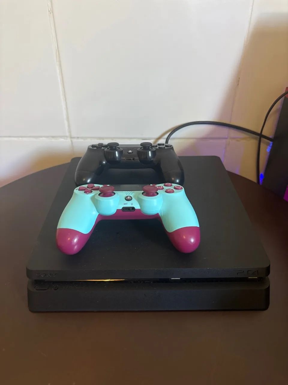 Playstation 4 SLIM 1TB - 2 controles - Foto 2