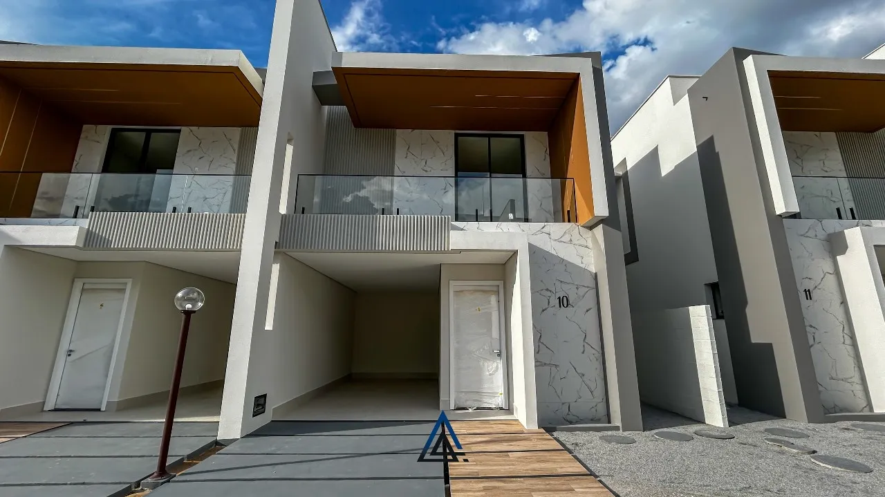 Venda. Casa nova no Caçari. Condomínio Brisa Park. 3 suítes. Apta a financiamento.
