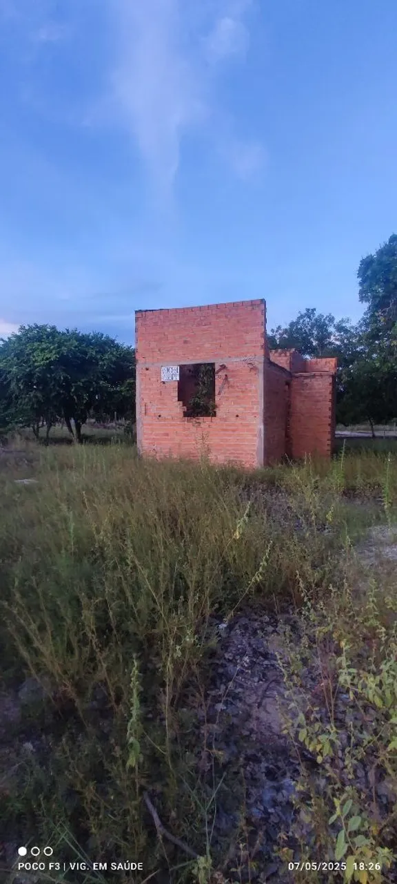Vende-se um terreno com uma construção, na cidade de Monte Alegre PA.