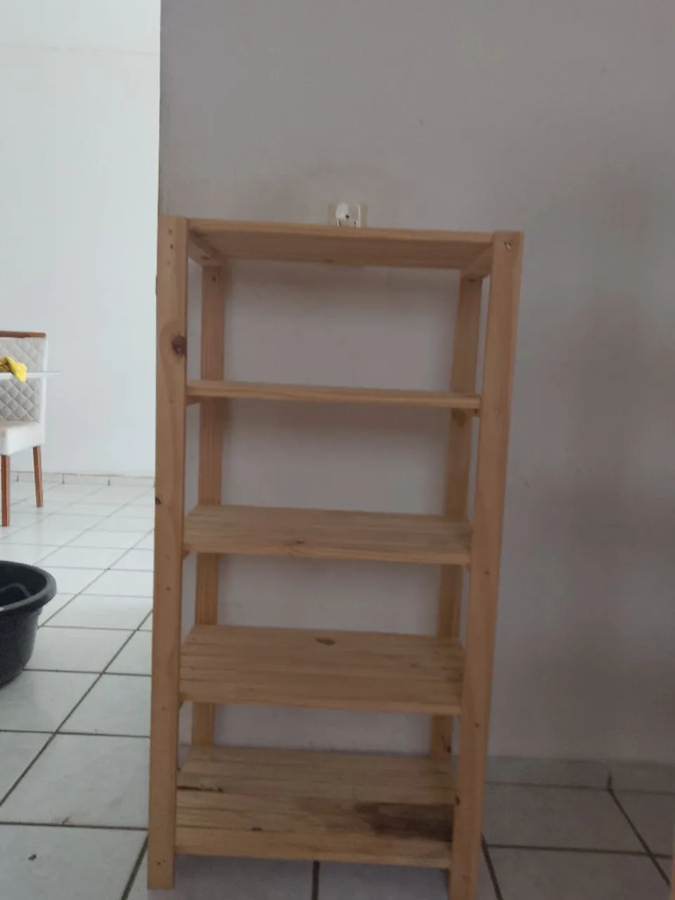 Estante de madeira para exposição