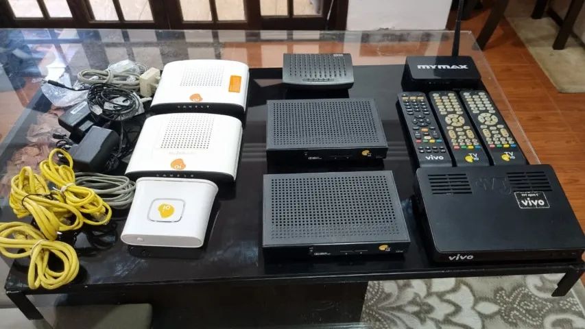 6un Modem e Roteador + 3 receptores de TV