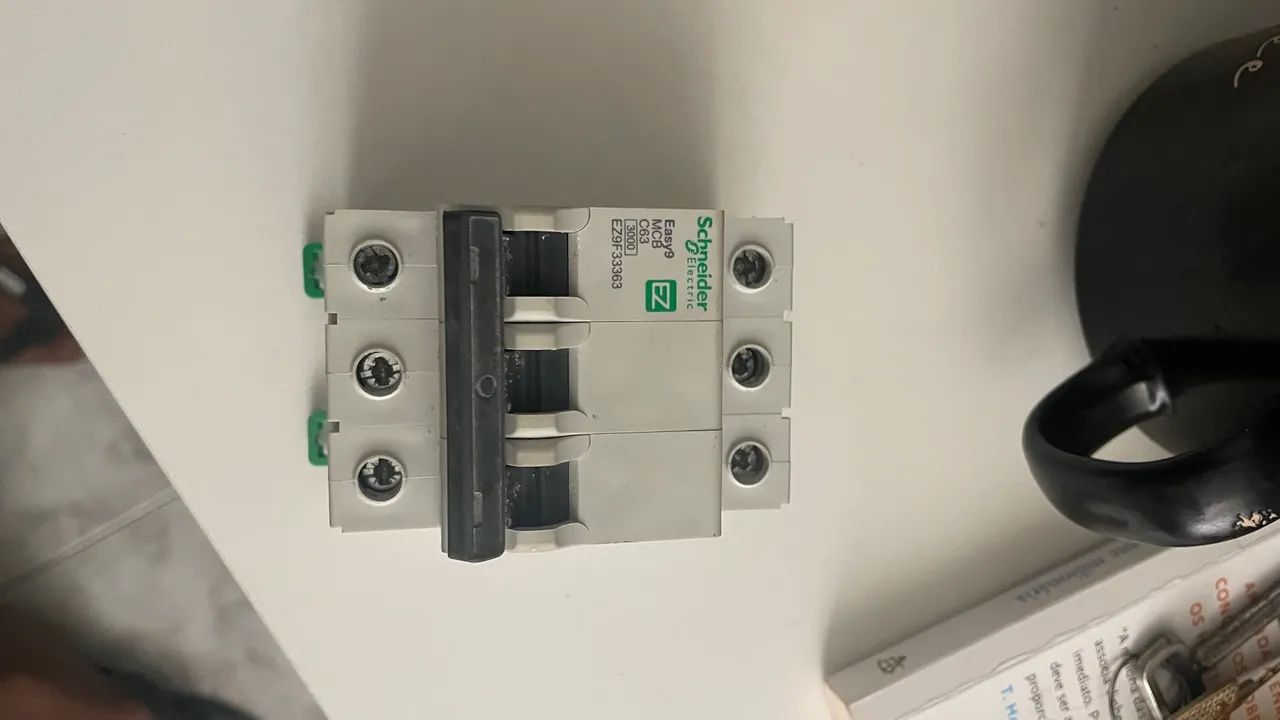 Disjuntor Din 63 A marca Scheineider tripolar 3x 63A