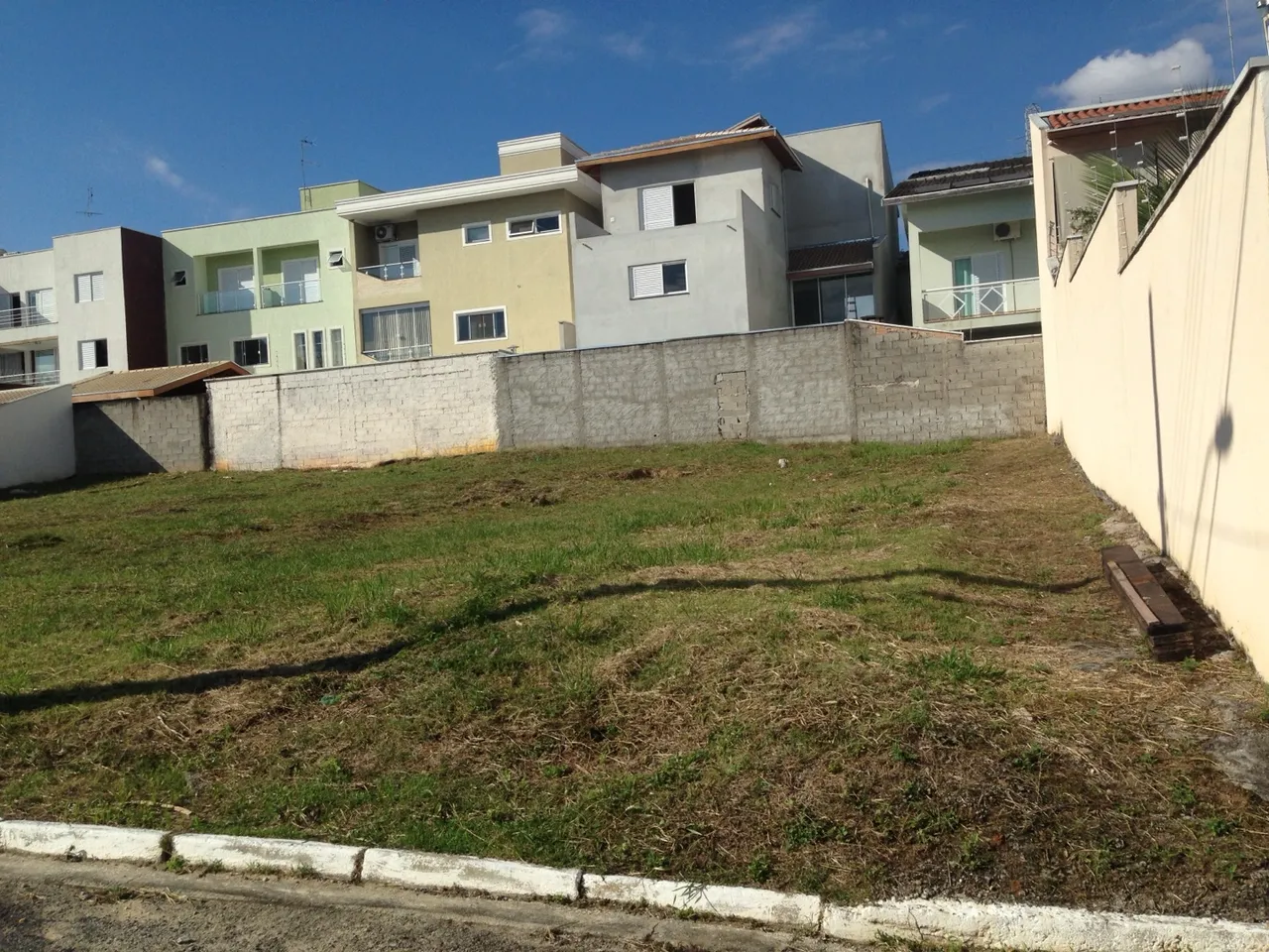 Terreno em condomínio fechado com ótima localização.