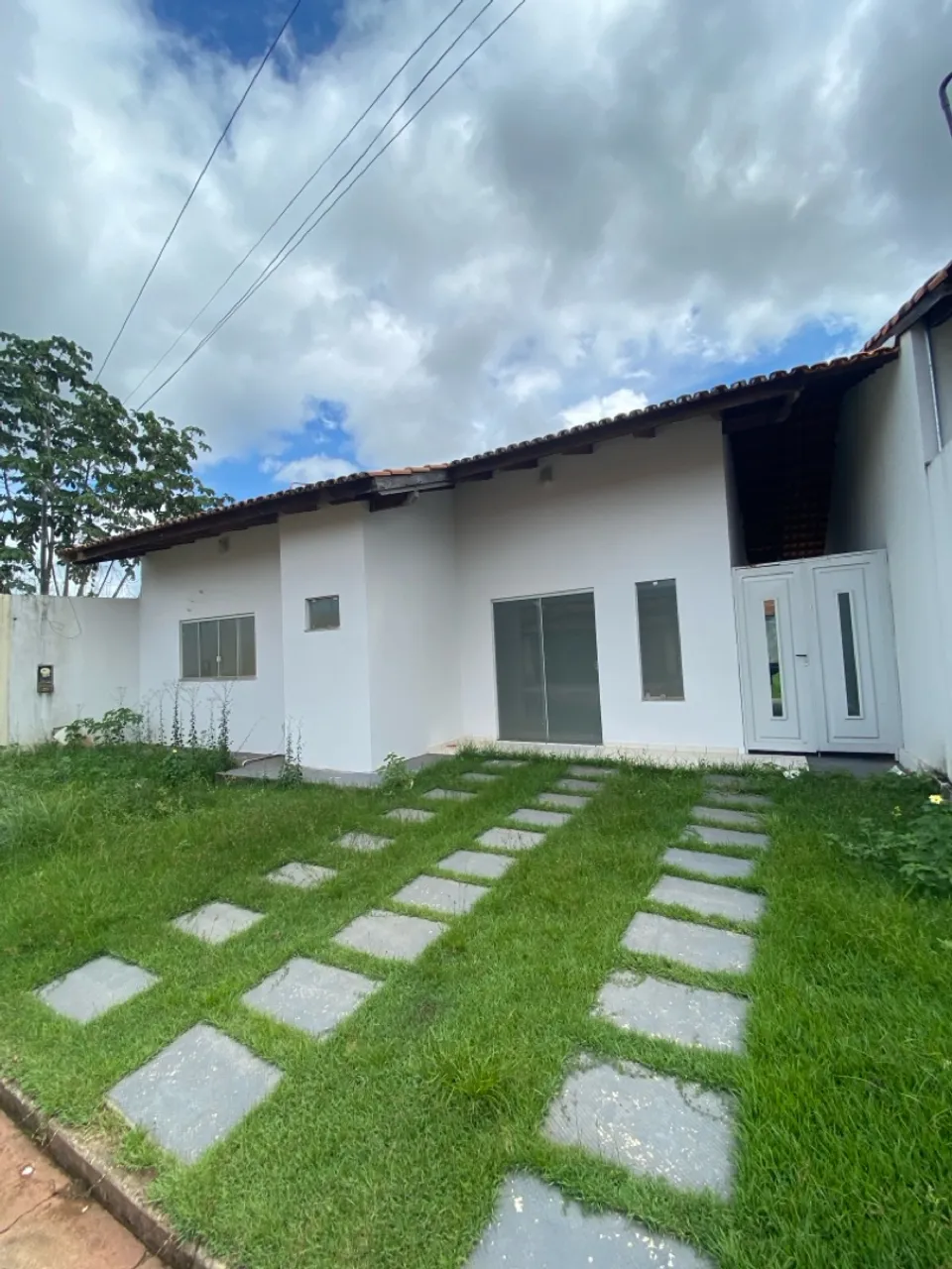 CASA COM 3 QUARTOS PARA ALUGUEL EM CONDOMÍNIO.